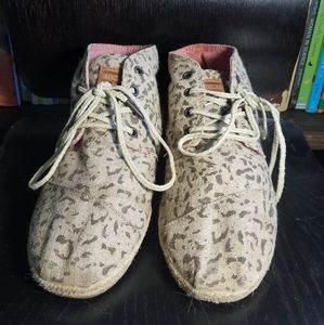 Tom's cheetah print shoes